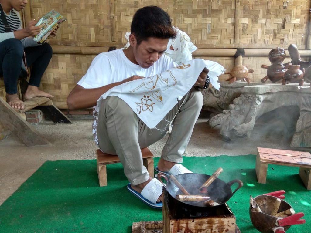 Batik Painting by Packing Operators — Tri Sinar Purnama news